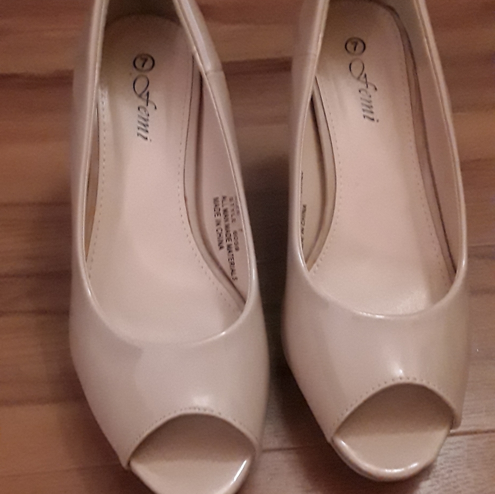 Ladies Cream Pumps